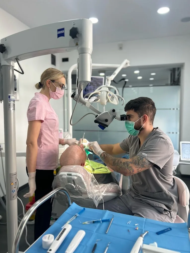 Tratament de canal cu microscopul ZEISS la Dental Clinic Dr. Peicu