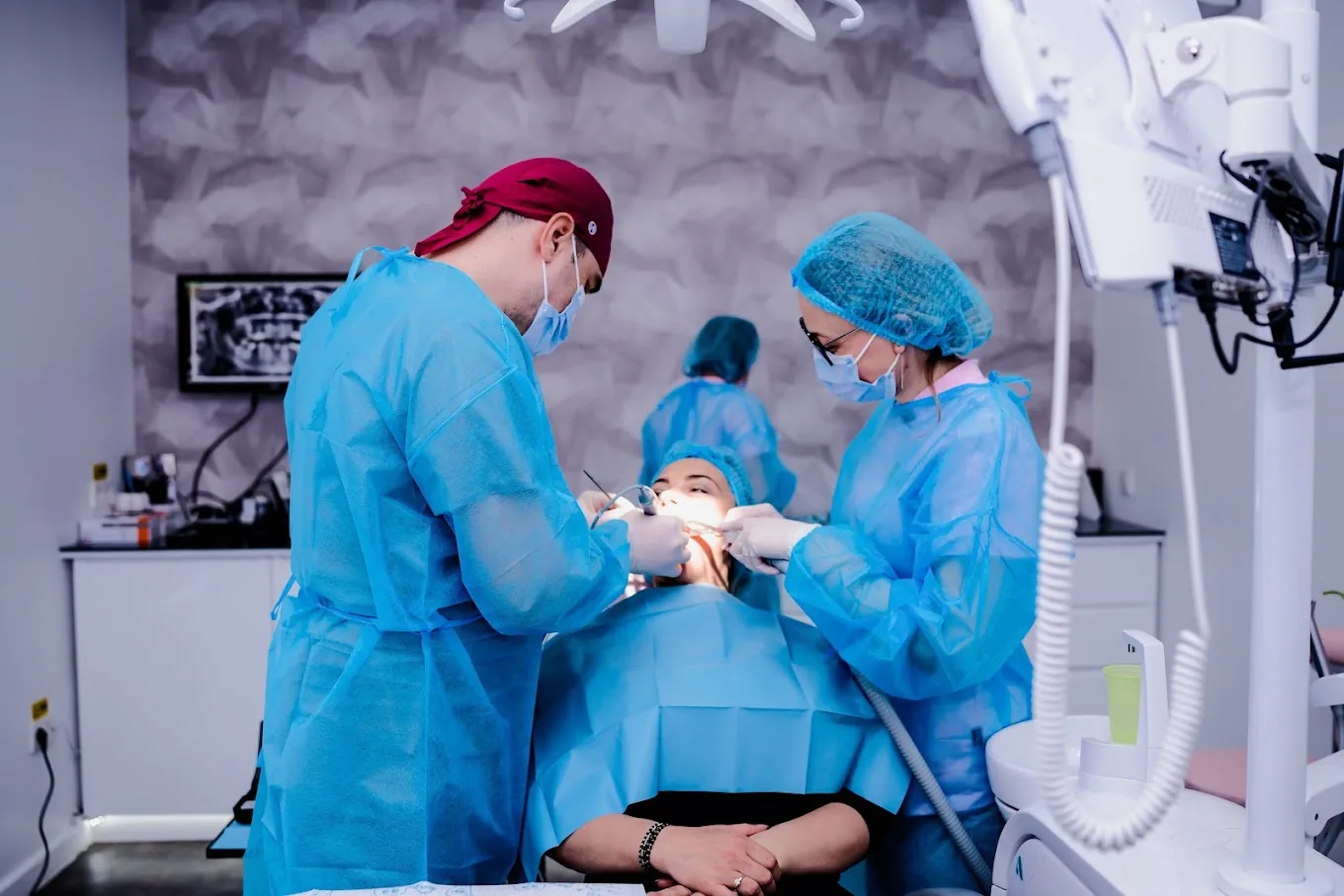 Medicii Dental Clinic Dr. Peicu în timpul unei intervenții stomatologice