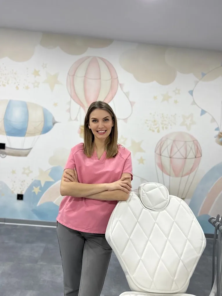 Medic stomatolog în cabinetul de pedodonție decorat pentru copii