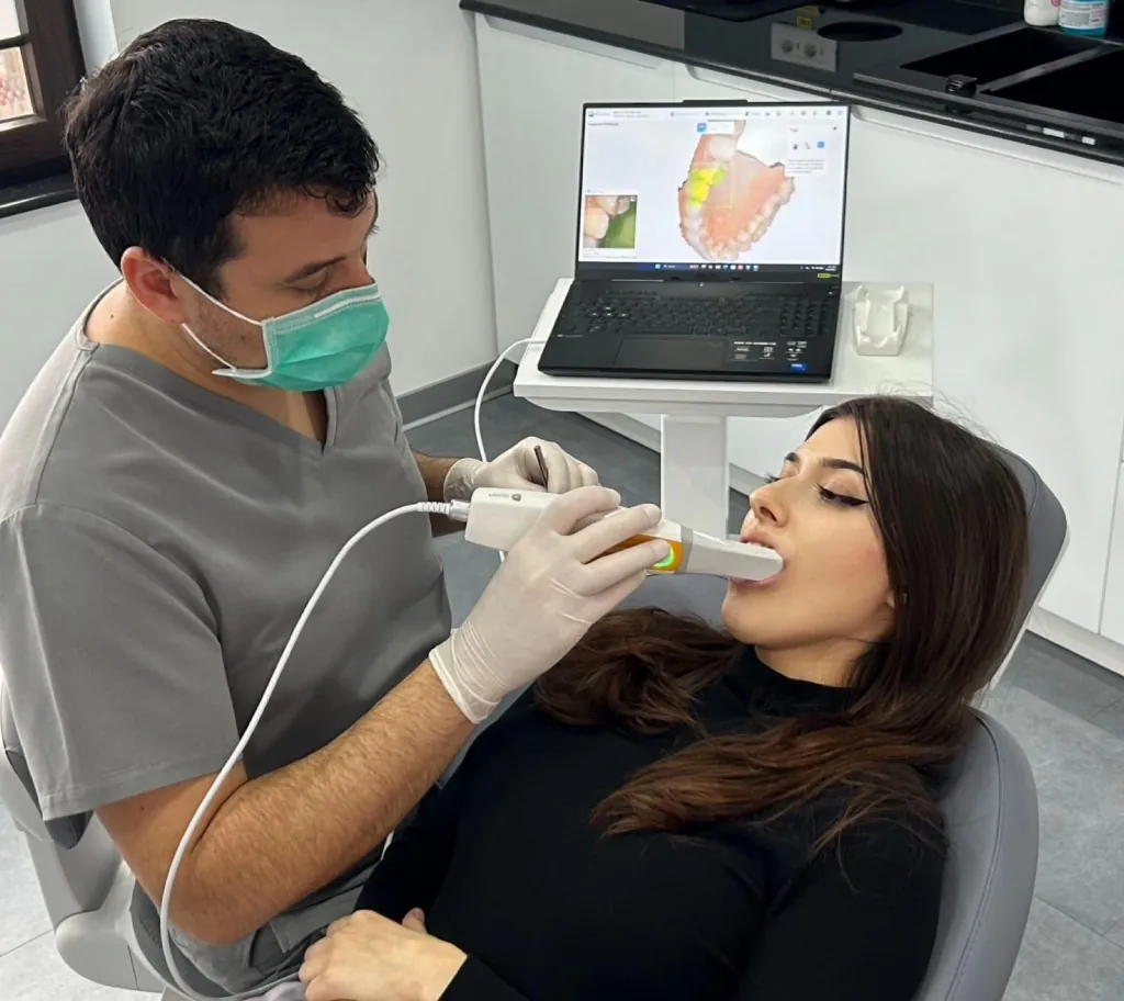 Scanare intraorală realizată cu scanner digital în clinica stomatologică